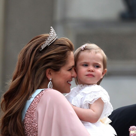 La princesse Leonore de Suède au mariage de son oncle le prince Carl Philip de Suède et de Sofia Hellqvist le 13 juin 2015, avec ses parents la princesse Madeleine et Christopher O'Neill.