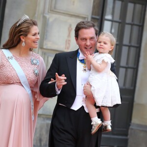 La princesse Leonore de Suède au mariage de son oncle le prince Carl Philip de Suède et de Sofia Hellqvist le 13 juin 2015, avec ses parents la princesse Madeleine et Christopher O'Neill.