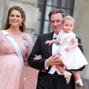 La princesse Leonore de Suède au mariage de son oncle le prince Carl Philip de Suède et de Sofia Hellqvist le 13 juin 2015, avec ses parents la princesse Madeleine et Christopher O'Neill.