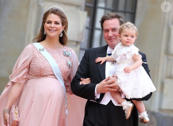 La princesse Leonore de Suède au mariage de son oncle le prince Carl Philip de Suède et de Sofia Hellqvist le 13 juin 2015, avec ses parents la princesse Madeleine et Christopher O'Neill.