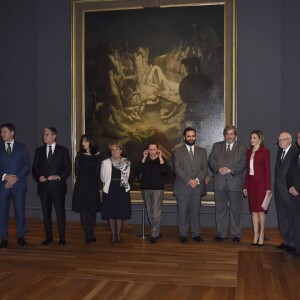 La reine Letizia d'Espagne, qui pose ici pour une photo de groupe devant Le Songe d'Ossian, inaugurait le 23 novembre 2015 l'exposition "Ingres" au musée du Prado à Madrid.