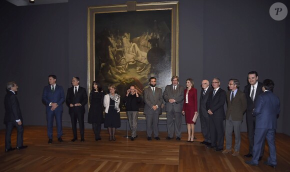 La reine Letizia d'Espagne, qui pose ici pour une photo de groupe devant Le Songe d'Ossian, inaugurait le 23 novembre 2015 l'exposition "Ingres" au musée du Prado à Madrid.