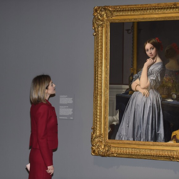 La reine Letizia d'Espagne, ici devant le portrait La Comtesse d'Haussonville, inaugurait le 23 novembre 2015 l'exposition "Ingres" au musée du Prado à Madrid.