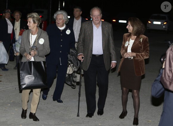Le roi Juan Carlos Ier d'Espagne avec sa soeur Pilar de Bourbon au Rastrillo Nuevo Futuro le 22 novembre 2015 à Madrid.