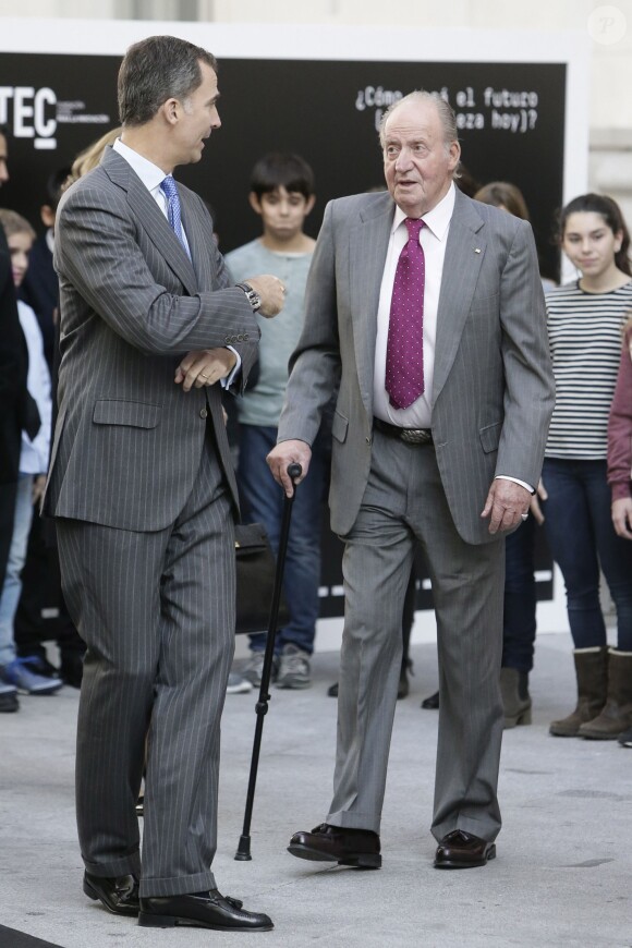 Le roi Felipe VI et son père le roi Juan Carlos Ier d'Espagne présidaient l'assemblée générale de la Fondation Cotec à Madrid, le 23 novembre 2015.