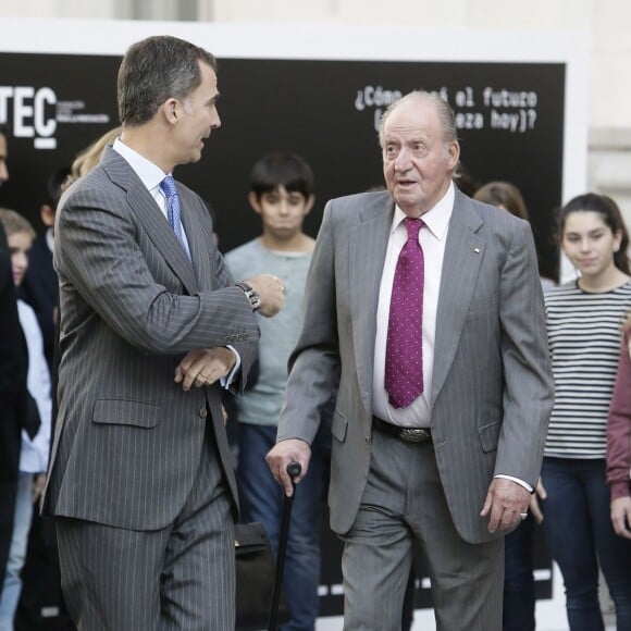 Le roi Felipe VI et son père le roi Juan Carlos Ier d'Espagne présidaient l'assemblée générale de la Fondation Cotec à Madrid, le 23 novembre 2015.