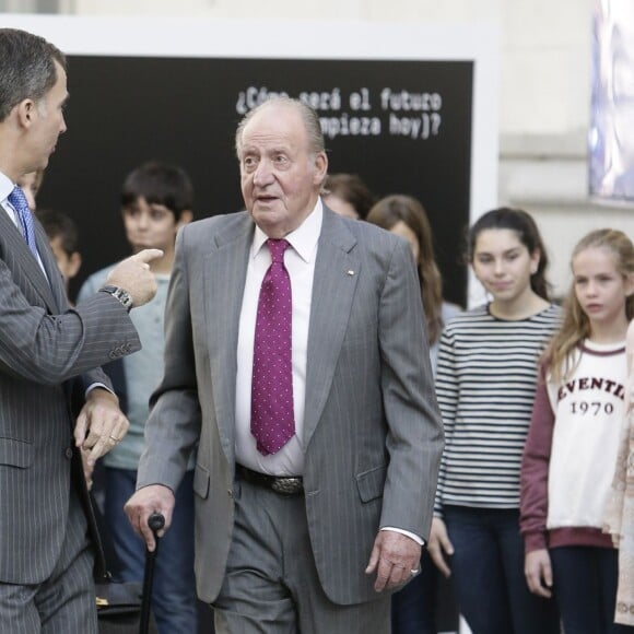 Le roi Felipe VI et son père le roi Juan Carlos Ier d'Espagne présidaient l'assemblée générale de la Fondation Cotec à Madrid, le 23 novembre 2015.