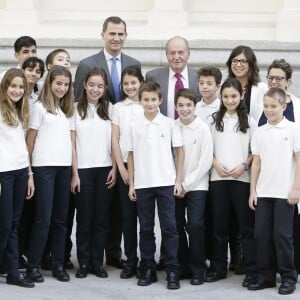 Le roi Felipe VI et son père le roi Juan Carlos Ier d'Espagne présidaient l'assemblée générale de la Fondation Cotec à Madrid, le 23 novembre 2015.