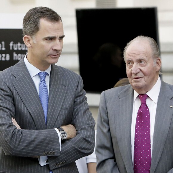 Le roi Felipe VI et son père le roi Juan Carlos Ier d'Espagne présidaient l'assemblée générale de la Fondation Cotec à Madrid, le 23 novembre 2015.