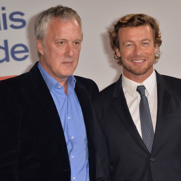 Bruno Heller (créateur de Mentalist) et Simon Baker - Photocall de Mentalist à TF1 à Paris le 6 février 2015.