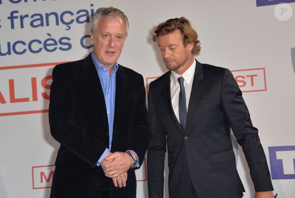 Bruno Heller (créateur de Mentalist) et Simon Baker - Photocall de Mentalist à TF1 à Paris le 6 février 2015.