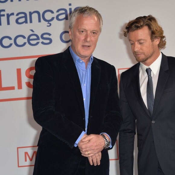 Bruno Heller (créateur de Mentalist) et Simon Baker - Photocall de Mentalist à TF1 à Paris le 6 février 2015.