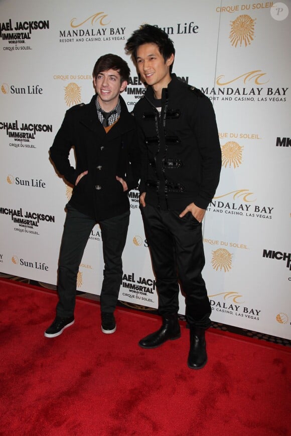 Kevin McHale, Harry Shum Jr. à la première du spectacle Michael Jackson Importal World Tour par le Cirque du Soleil à Las Vegas, le 3 décembre 2011