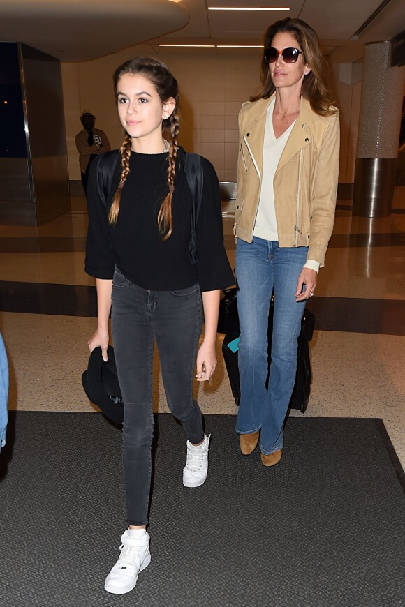 Cindy Crawford et sa fille Kaia Gerber à l'aéroport LAX de Los Angeles. Le 23 novembre 2015.