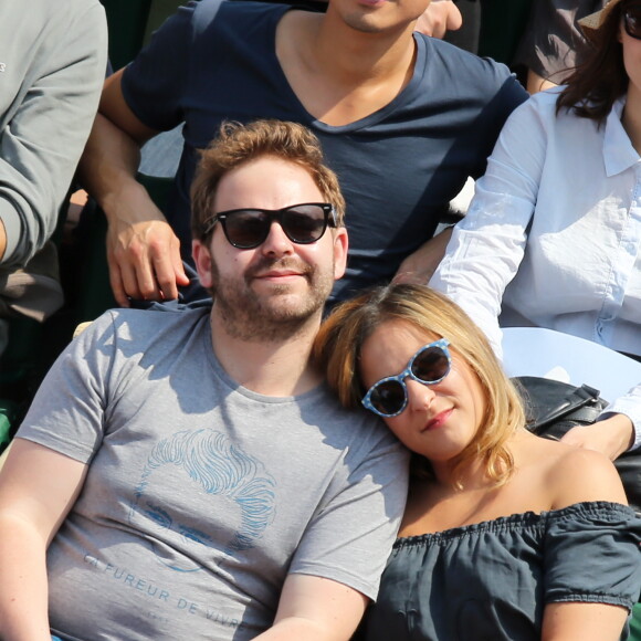 Marilou Berry et son compagnon Arnaud Schneider assistent aux Internationaux de France de tennis de Roland Garros à Paris, le 31 mai 2014.