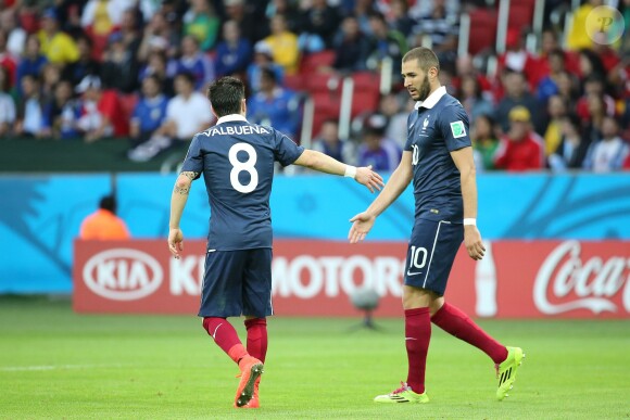 Karim Benzema et Mathieu Valbuena lors de la victoire de l'équipe de France contre le Honduras 3 à 0 lors de la Coupe du monde de football à Porto Alegre au Brésil le 15 juin 2014