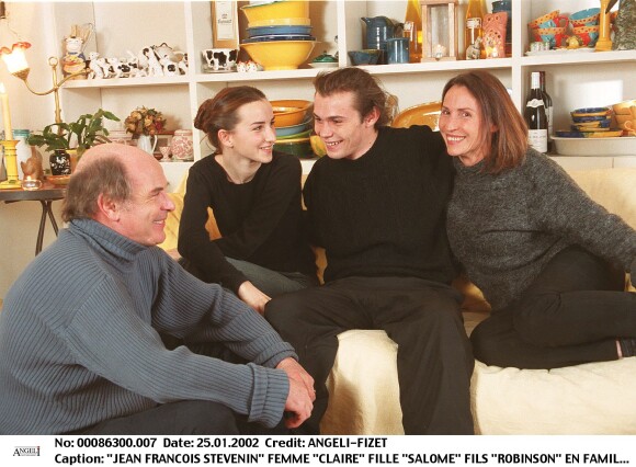 Jean-François Sévenin, sa femme Claire et leurs enfants Salomé et Robinson dans la banlieue parisienne en 2002