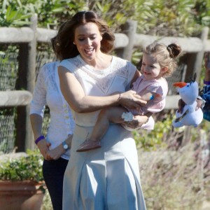 Exclusif - Alyssa Milano se promène avec sa fille Elizabella sur le tournage d'un spot publicitaire pour Atkins à Los Angeles. Le 19 novembre 2015 © CPA