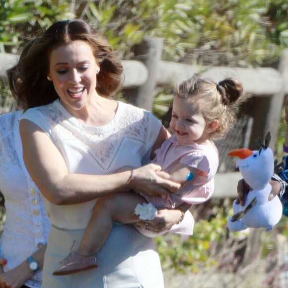 Exclusif - Alyssa Milano se promène avec sa fille Elizabella sur le tournage d'un spot publicitaire pour Atkins à Los Angeles. Le 19 novembre 2015 © CPA