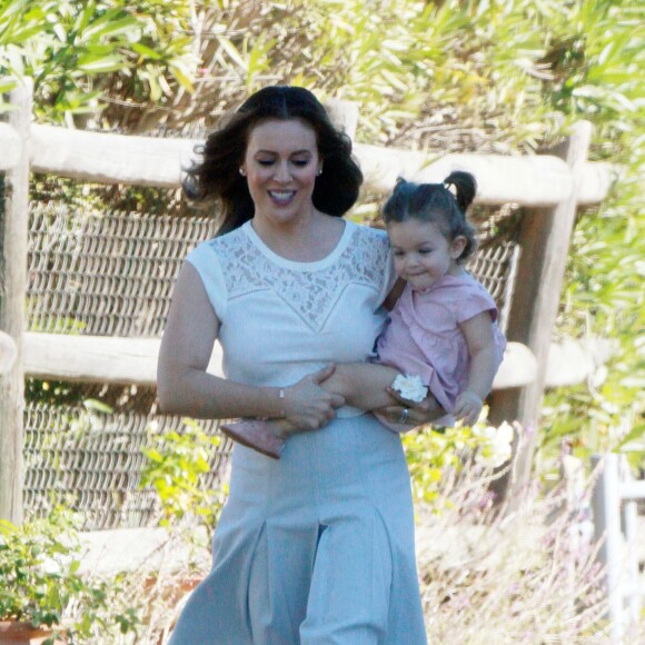 Exclusif - Alyssa Milano se promène avec sa fille Elizabella sur le tournage d'un spot publicitaire pour Atkins à Los Angeles. Le 19 novembre 2015 © CPA