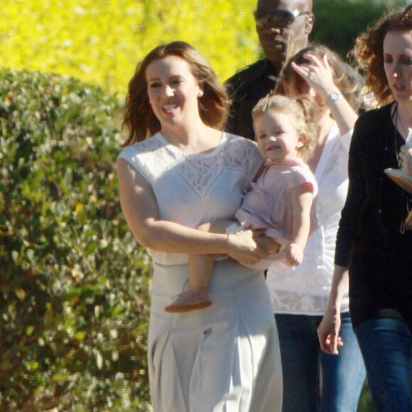 Exclusif - Alyssa Milano se promène avec sa fille Elizabella sur le tournage d'un spot publicitaire pour Atkins à Los Angeles. Le 19 novembre 2015 © CPA