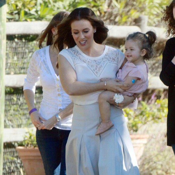 Exclusif - Alyssa Milano se promène avec sa fille Elizabella sur le tournage d'un spot publicitaire pour Atkins à Los Angeles. Le 19 novembre 2015 © CPA