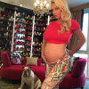 Coco Austin enceinte pose devant sa collection de chaussures / photo postée sur Instagram au mois de novembre 2015.