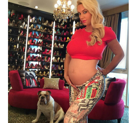 Coco Austin enceinte pose devant sa collection de chaussures / photo postée sur Instagram au mois de novembre 2015.