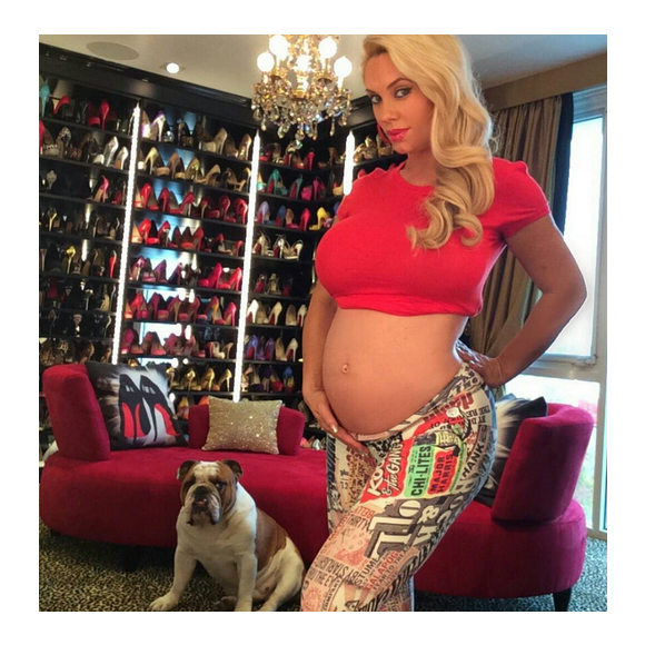 Coco Austin enceinte pose devant sa collection de chaussures / photo postée sur Instagram au mois de novembre 2015.