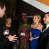 Le prince William, duc de Cambridge, parlant avec Katherine Jenkins et Andrew Levitas lors des Tusk Conservation Awards à Londres le 24 novembre 2015.