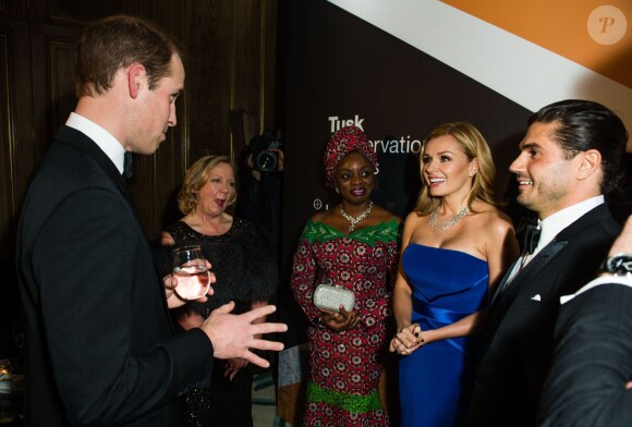 Le prince William, duc de Cambridge, parlant avec Katherine Jenkins et Andrew Levitas lors des Tusk Conservation Awards à Londres le 24 novembre 2015.