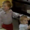 Le princes William et Harry au piano en 1985