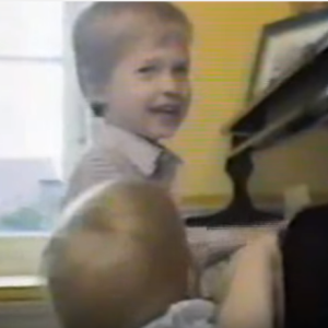 Le princes William et Harry au piano en 1985