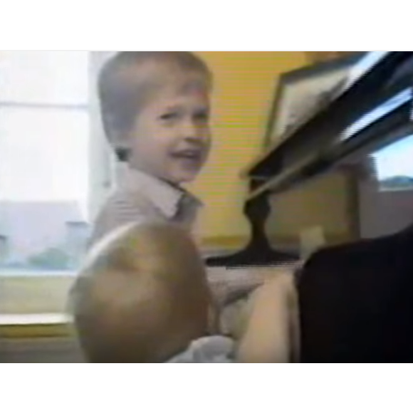 Le princes William et Harry au piano en 1985