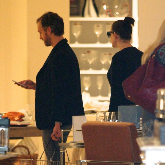 Anne Hathaway et son mari Adam Shulman font du shopping à Williams-Sonoma à Beverly Hills, le 25 novembre 2015