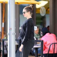 Anne Hathaway enceinte et amoureuse : L'actrice dévoile son petit ventre rond