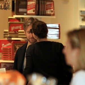 Anne Hathaway et son mari Adam Shulman font du shopping à Williams-Sonoma à Beverly Hills, le 25 novembre 2015