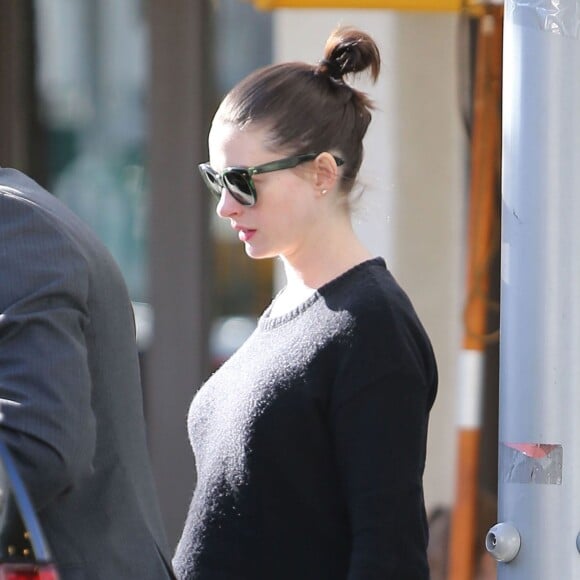 Anne Hathaway et son mari Adam Shulman font du shopping à Williams-Sonoma à Beverly Hills, le 25 novembre 2015