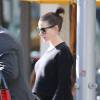 Anne Hathaway et son mari Adam Shulman font du shopping à Williams-Sonoma à Beverly Hills, le 25 novembre 2015