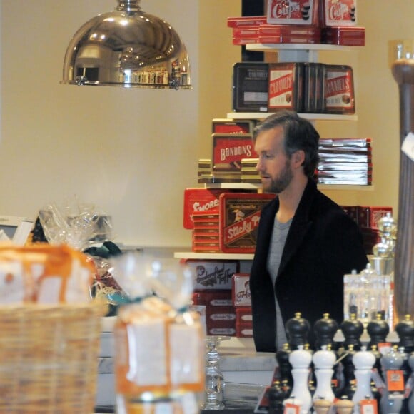 Anne Hathaway et son mari Adam Shulman font du shopping à Williams-Sonoma à Beverly Hills, le 25 novembre 2015