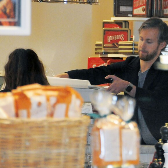 Anne Hathaway et son mari Adam Shulman font du shopping à Williams-Sonoma à Beverly Hills, le 25 novembre 2015
