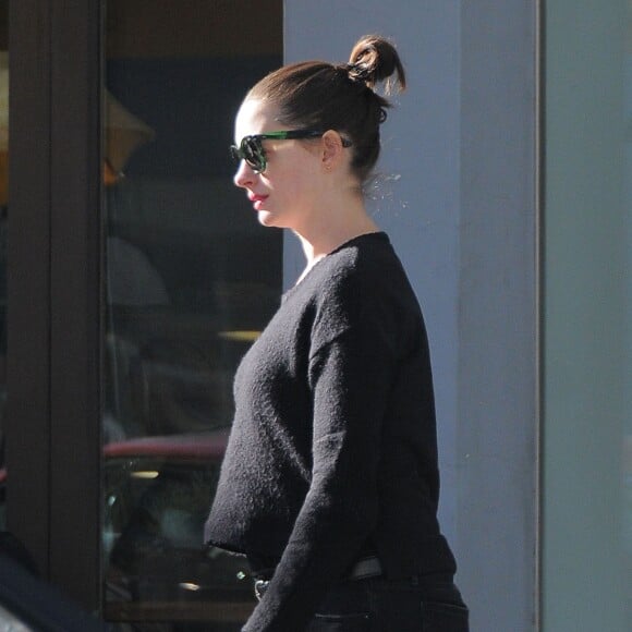 Anne Hathaway et son mari Adam Shulman font du shopping à Williams-Sonoma à Beverly Hills, le 25 novembre 2015