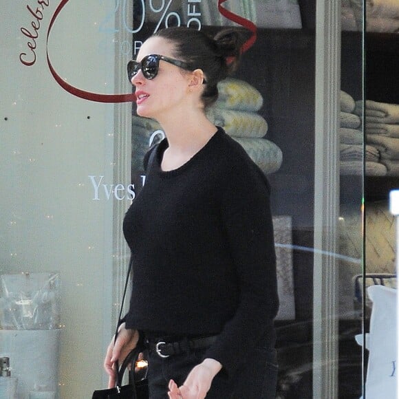 Anne Hathaway et son mari Adam Shulman font du shopping à Williams-Sonoma à Beverly Hills, le 25 novembre 2015