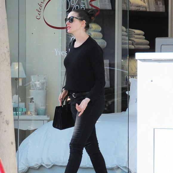 Anne Hathaway et son mari Adam Shulman font du shopping à Williams-Sonoma à Beverly Hills, le 25 novembre 2015