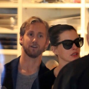 Anne Hathaway et son mari Adam Shulman font du shopping à Williams-Sonoma à Beverly Hills, le 25 novembre 2015