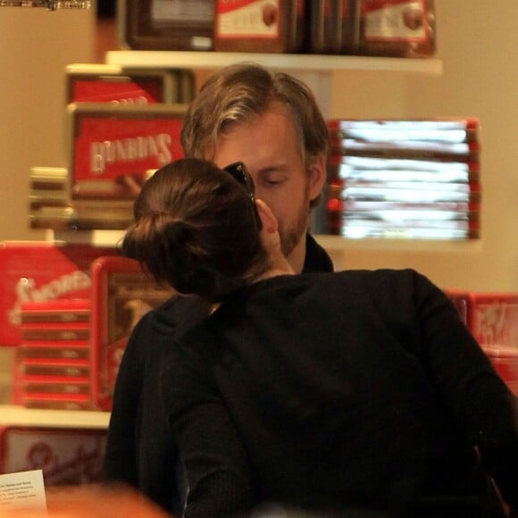 Anne Hathaway et son mari Adam Shulman font du shopping à Williams-Sonoma à Beverly Hills, le 25 novembre 2015