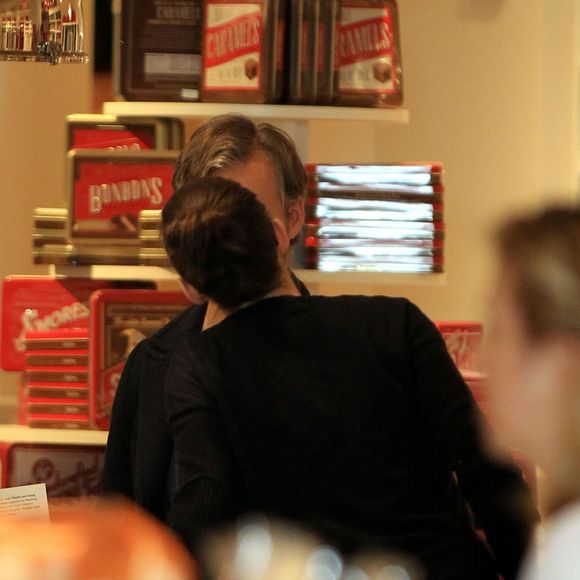Anne Hathaway et son mari Adam Shulman font du shopping à Williams-Sonoma à Beverly Hills, le 25 novembre 2015
