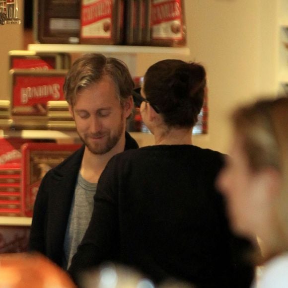 Anne Hathaway et son mari Adam Shulman font du shopping à Williams-Sonoma à Beverly Hills, le 25 novembre 2015