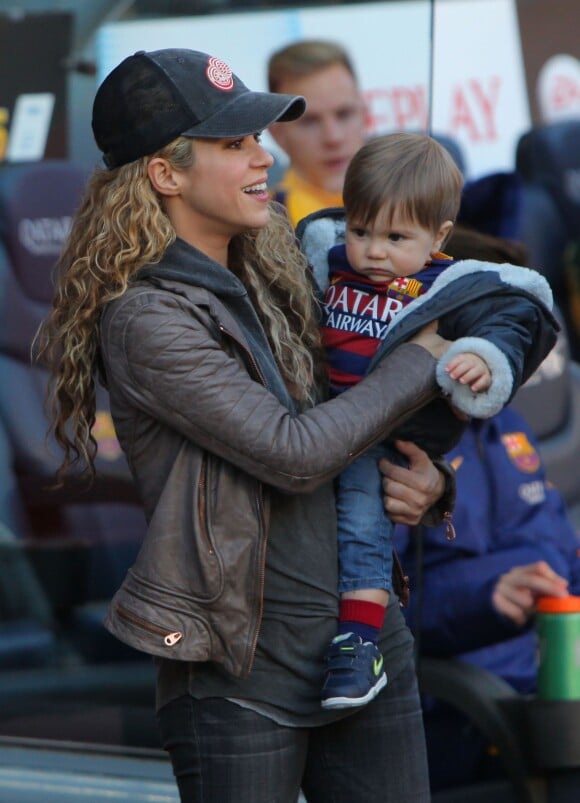 La chanteuse Shakira avec son fils Milan - Ambiance dans les tribunes du Camp Nou avec Les familles des joueurs du club de football de Barcelone le 28 novembre 2015.