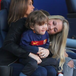 Sofia Balbi, la femme de Luis Suarez, avec ses enfants Delfina et Benjamin - Ambiance dans les tribunes du Camp Nou avec Les familles des joueurs du club de football de Barcelone le 28 novembre 2015.